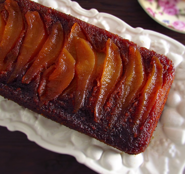 Bolo de banana com pera caramelizada numa travessa retangular