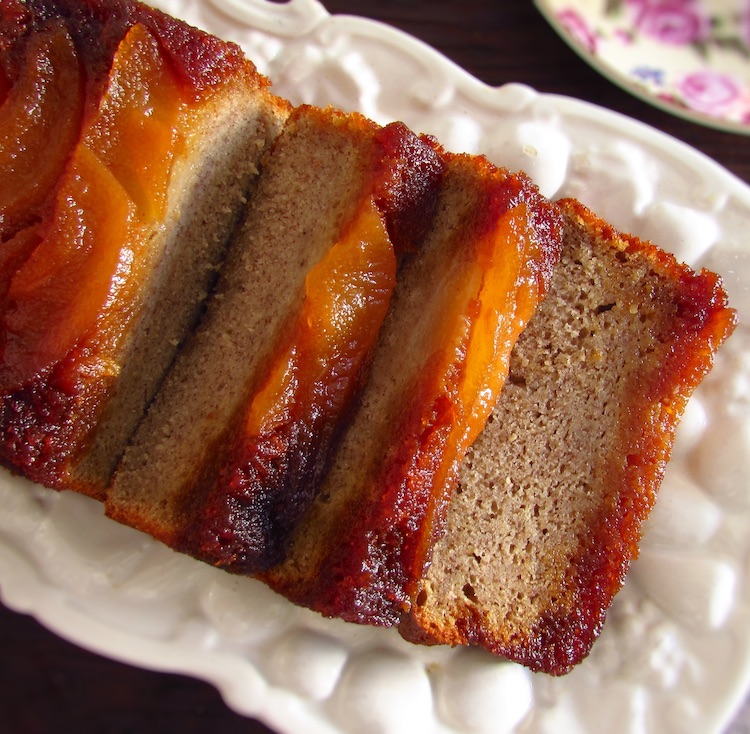 Bolo de banana com pera caramelizada numa travessa retangular