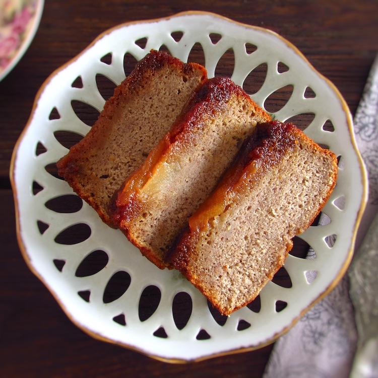 Fatias de bolo de banana com pera caramelizada num prato