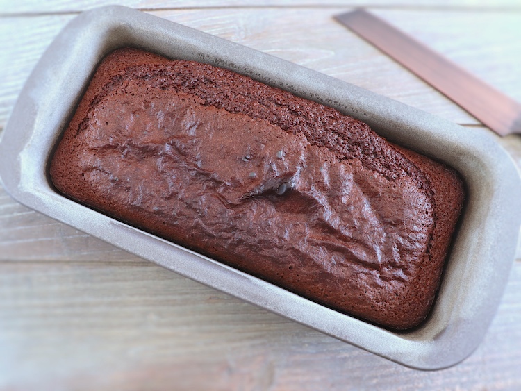 Bolo simples de chocolate numa forma de bolos rectangular