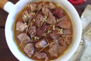 Carne de porco frita com ervas aromáticas num prato