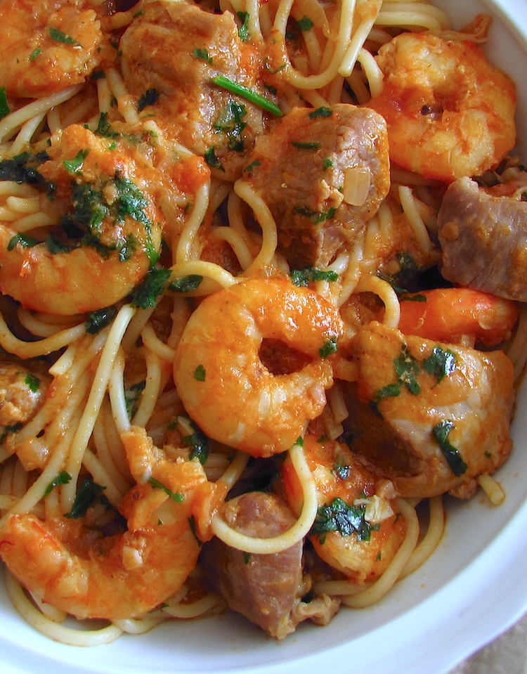 Stewed pork with spaghetti and shrimp on tureen