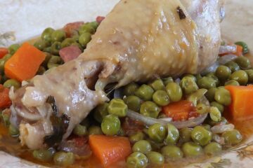 Frango guisado com ervilhas e cenoura num prato