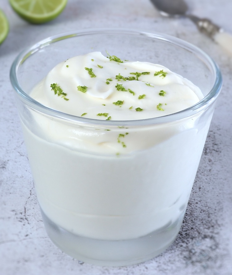 Mousse de lima cremosa numa taça de vidro