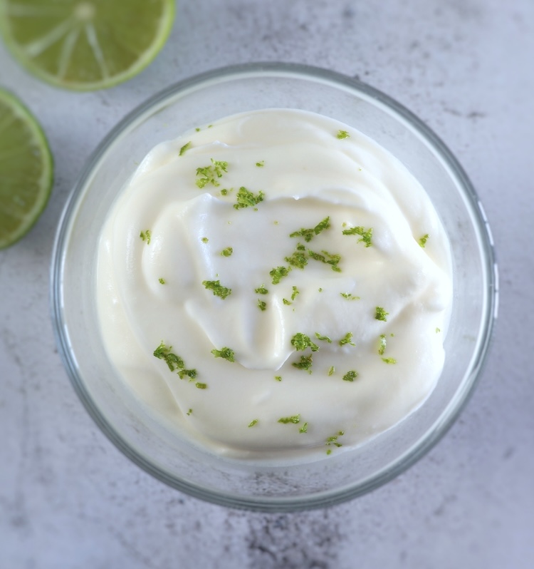 Mousse de lima cremosa numa taça de vidro