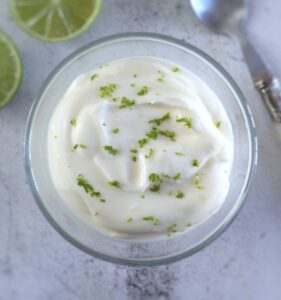 Mousse de lima cremosa numa taça de vidro