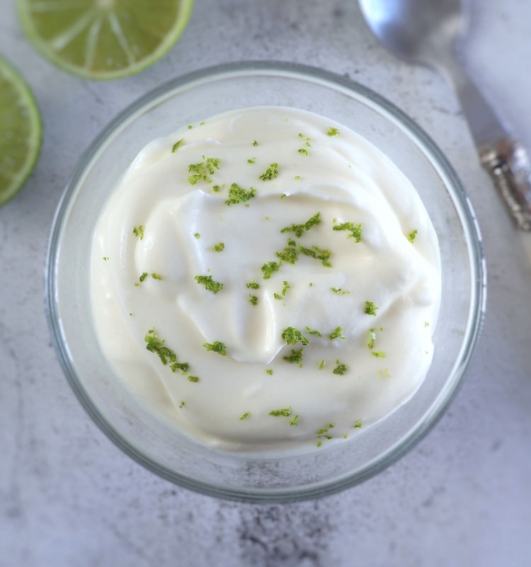 Mousse de lima cremosa numa taça de vidro