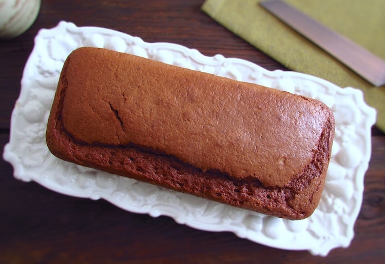 Bolo de três sabores numa travessa