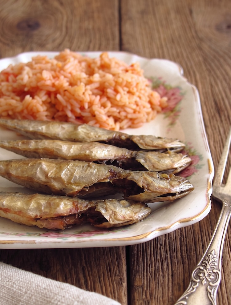 Carapaus Fritos com Arroz de Tomate numa travessa