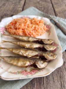 Carapaus Fritos com Arroz de Tomate numa travessa