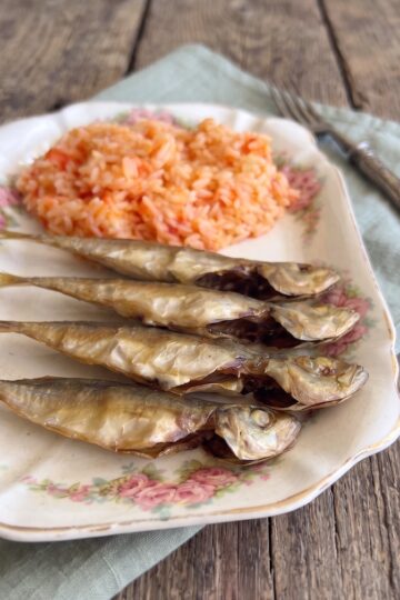 Carapaus Fritos com Arroz de Tomate numa travessa
