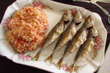 Fried horse mackerel with tomato rice on a platter