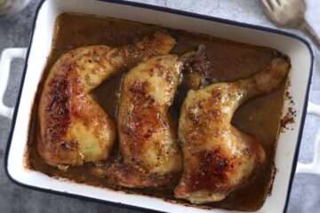 Coxas de frango no forno com mostarda numa assadeira