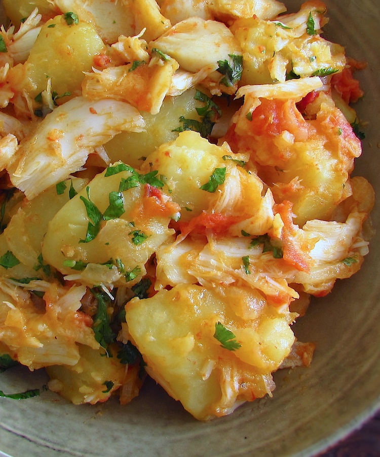 Bacalhau com batatas num prato fundo