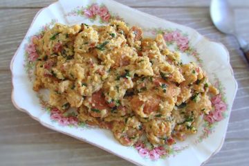 Migas with Portuguese chouriço on a platter