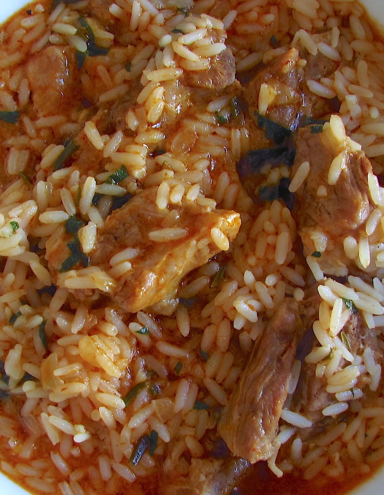 Entrecosto guisado com arroz numa terrina