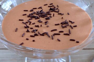 Easy creamy chocolate mousse in a glass bowl