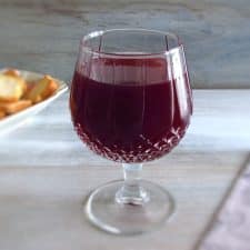 Hot wine in a glass with toasts