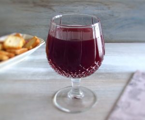 Hot wine in a glass with toasts