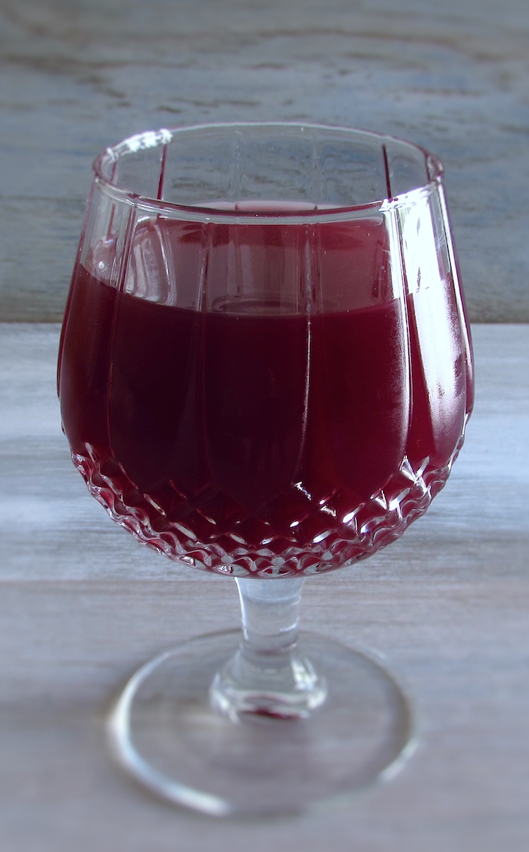 Hot wine in a glass