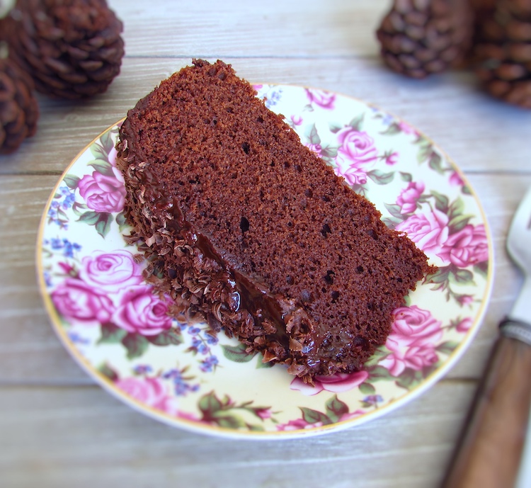 Fatia de bolo de chocolate e manteiga num prato com um garfo