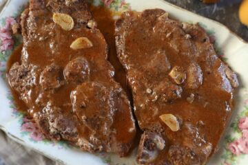 Costeletas de porco fritas numa travessa