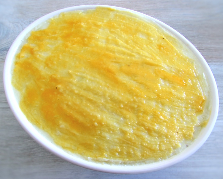 Tuna with puree brushed with beaten egg yolk on a baking dish | Food From Portugal