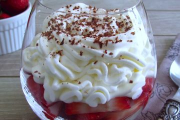 Strawberries and chantilly sweet on a glass bowl