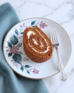 Fatia de torta Recheada com Chantilly num prato