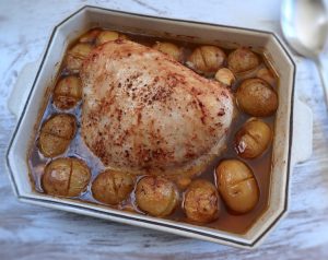 Lombo de peru com batatas no forno numa assadeira