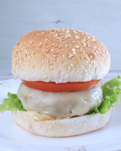 Hambúrguer caseiro com queijo num prato