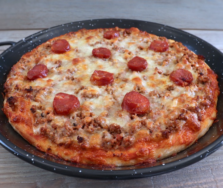 Meat and chouriço pizza