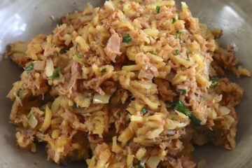 Tuna, Potatoes and Eggs in 10 Minutes in a dish bowl