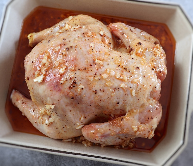 Frango temperado com deliciosas especiarias numa assadeira