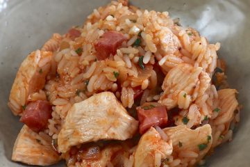 Simple chicken rice on a dish bowl