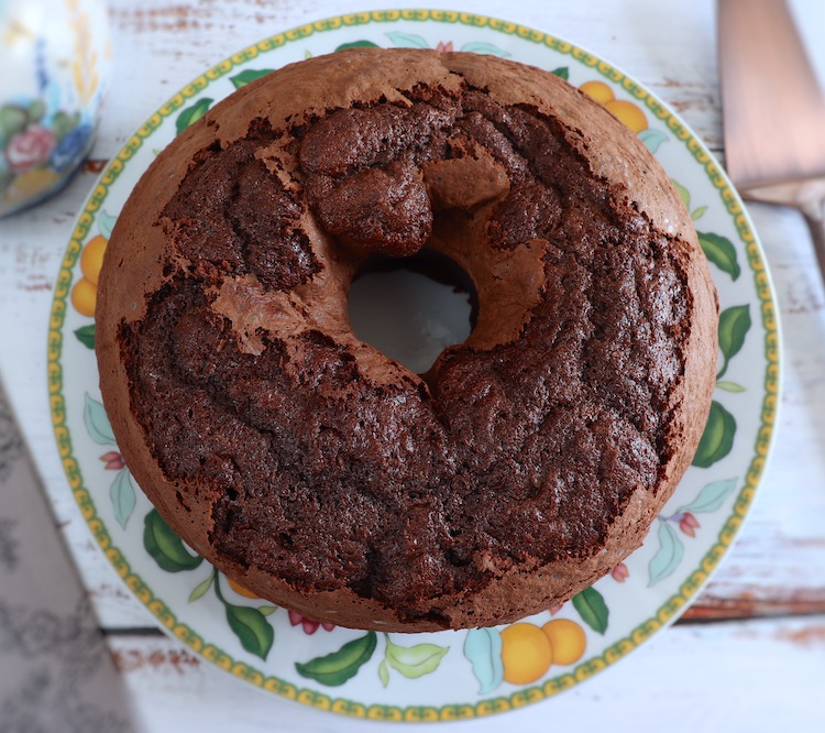 Bolo caseiro de chocolate e morango num prato