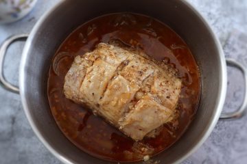 Lombo de porco com molho de cerveja num tacho