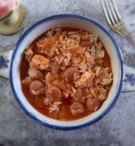 Arroz de peru e salsicha numa terrina