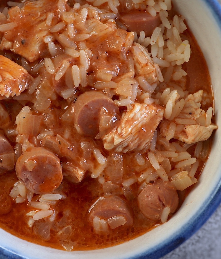 Arroz de peru e salsicha numa terrina