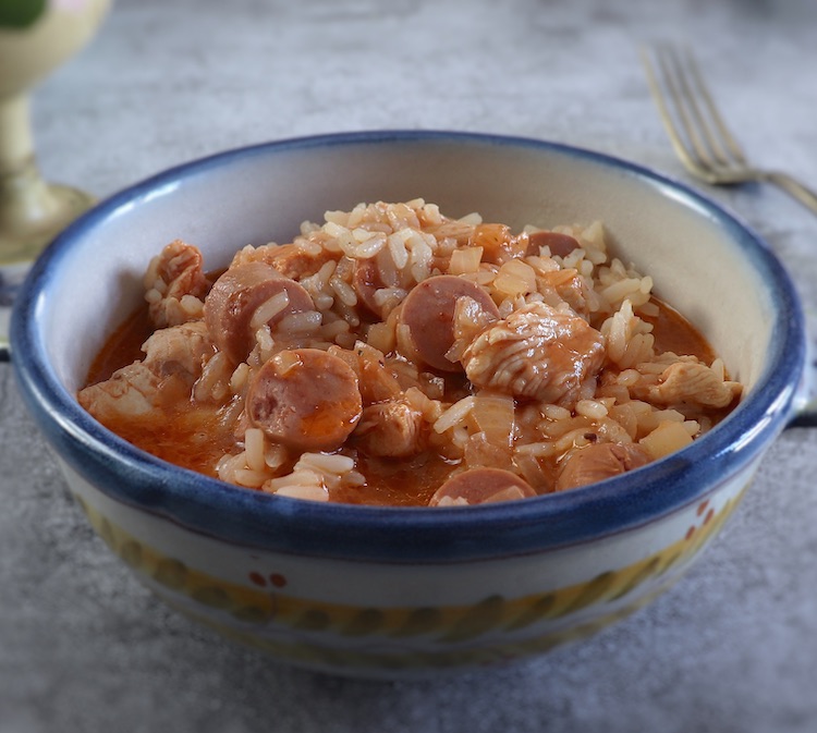 Arroz de peru e salsicha numa terrina