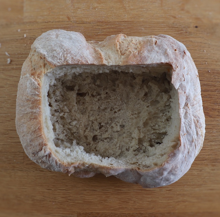 Pão numa mesa de madeira