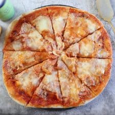 Pizza de presunto e queijo numa mesa