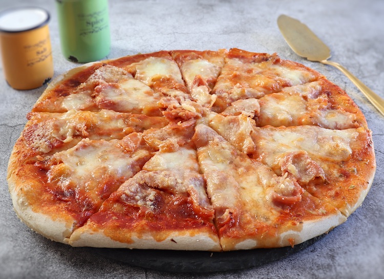 Pizza de presunto e queijo numa mesa