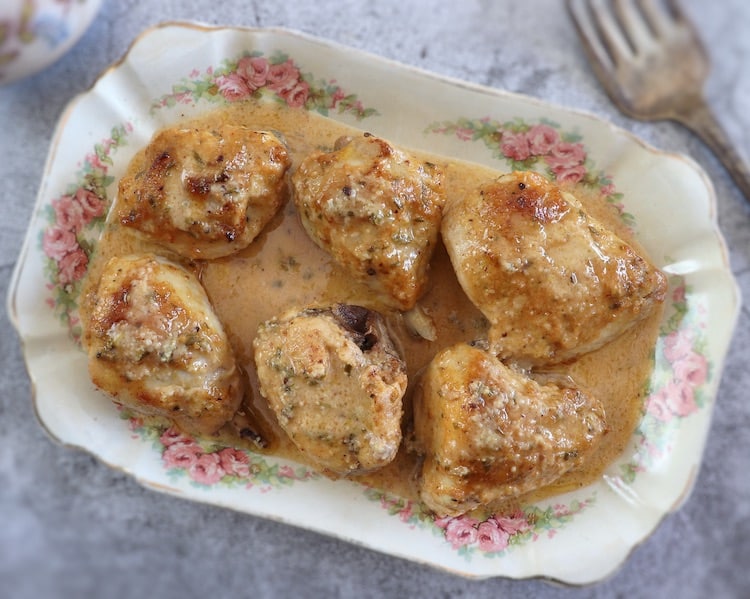 Frango no forno com molho e limão e alho numa travessa rectangular