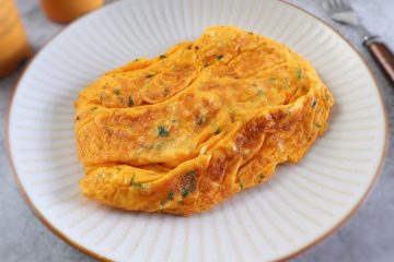 Omelete simples num prato