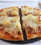 Pizza de queijo caseira com atum e ananás