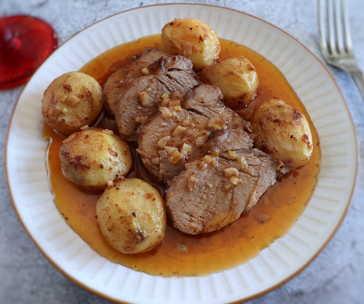 Lombinho de porco com batatas num prato