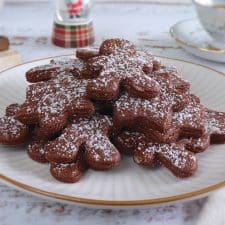 Biscoitos de Natal de chocolate num prato