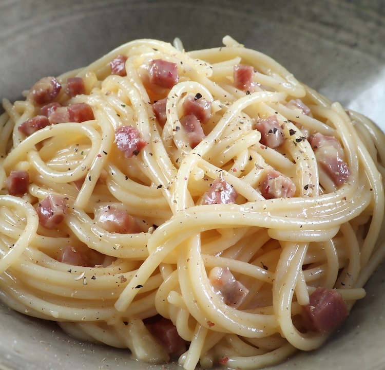Spaghetti carbonara in a dish bowl
