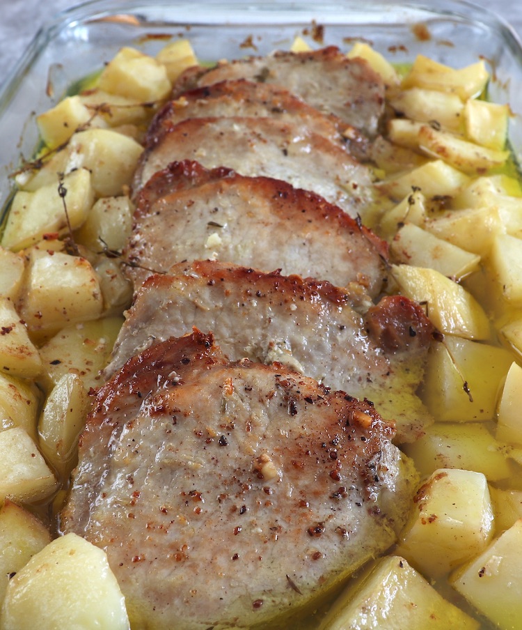 Filet de porc rôti facile avec pommes de terre sur un plat allant au four